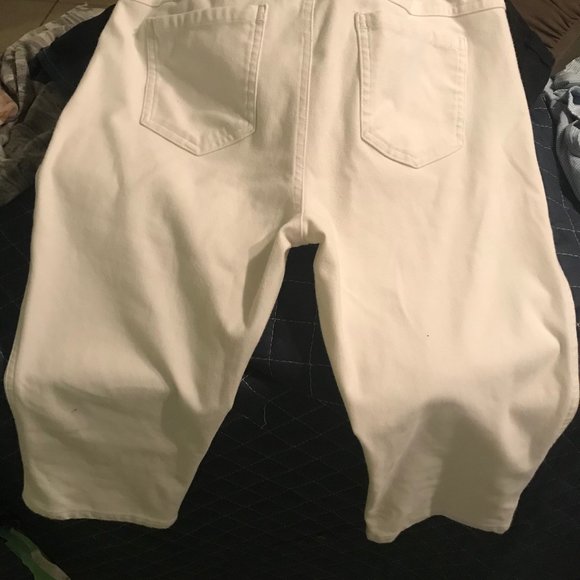 | Baccini | Make an Offer | White Capri Pants - Picture 7 of 8